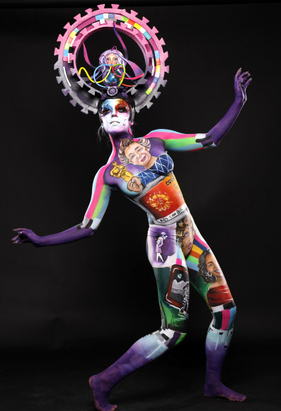 2021년 월드바디페인팅 페스티벌 아마추어 바디페인팅 부문에서 1위를 수상한 지수연(SBS아카데미뷰티스쿨 수원남문캠퍼스) 출전자가 ‘Historical Moments(역사적인 순간)’를 주제로 바디페인팅을 한 모델. 매년 오스트리아에서 개최된 전 세계 최고규모의 월드바디페인팅 페스티벌은 코로나19 상황으로 지난 19일부터 24일까지 온라인으로 진행됐으며, 48개국에서 455명의 아티스트들이 참가했다. 사단법인 한국분장예술인협회(회장 김애란)는 대회에 참가가 힘든 대한민국 참가자들이 온라인으로 대회에 참가할 수 있도록 적극적으로 지원했다.  한국의 출전자들은 아마추어 바디페인팅 부문에서 모두 10위 안에 랭크되며 대한민국 뷰티의 위상을 세계에 알렸다. 2021.7.29  (사)한국분장예술인협회 제공