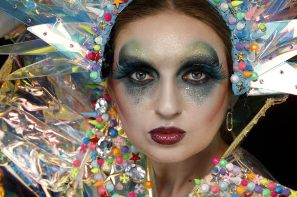 지난 19일부터 24일까지 온라인으로 진행된 ‘2021 월드 바디페인팅 페스티벌’ 크리에이티브 메이크업 부문에 참가한 김가윤(SBS아카데미뷰티스쿨 안양캠퍼스) 출전자의 모델. 이번 대회는 48개국에서 455명의 아티스트들이 참가했으며, 세계 각국의 메이크업 아티스트들의 작품을 온라인으로 출품받아 시상했다. 2021.7.29  (사)한국분장예술인협회 제공