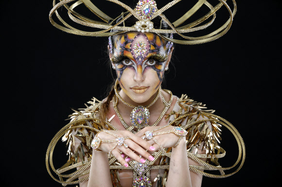 지난 19일부터 24일까지 온라인으로 진행된 ‘2021 월드 바디페인팅 페스티벌’ 크리에이티브 메이크업 부문에 참가해 9위를 수상한 SBS아카데미뷰티스쿨 범계캠퍼스(대표 김희수) 소속 유채연 아티스트의 모델. 2021.7.29  (사)한국분장예술인협회 제공