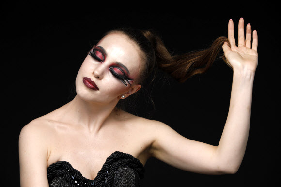 지난 19일부터 24일까지 온라인으로 진행된 ‘2021 월드 바디페인팅 페스티벌’ 크리에이티브 메이크업 부문에 참가한 오은빈(SBS아카데미뷰티스쿨 범계캠퍼스) 출전자의 모델. 이번 대회는 48개국에서 455명의 아티스트들이 참가했으며, 세계 각국의 메이크업 아티스트들의 작품을 온라인으로 출품받아 시상했다. 2021.7.29  (사)한국분장예술인협회 제공