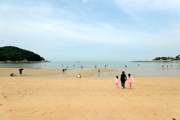 29일 오전 인천 중구 을왕리 해수욕장이 한산한 모습을 보이고 있다. 사회적 거리두기 4단계 격상으로 중구 해수욕장인 을왕리, 왕산, 하나개, 실미 등 4개소가 임시 폐장했다. 그러나 입장 자체가 금지된 것은 아니라 행락객들을 볼 수 있었다. 2021.7.29  연합뉴스