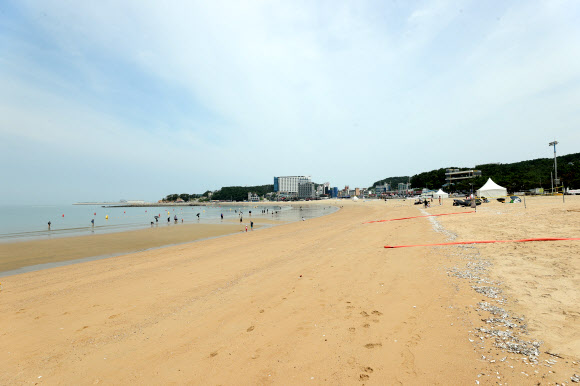 29일 오전 인천 중구 을왕리 해수욕장이 한산한 모습을 보이고 있다. 사회적 거리두기 4단계 격상으로 중구 해수욕장인 을왕리, 왕산, 하나개, 실미 등 4개소가 임시 폐장했다. 그러나 입장 자체가 금지된 것은 아니라 행락객들을 볼 수 있었다. 2021.7.29  연합뉴스