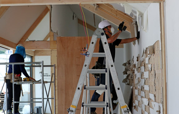 29일 오후 서울 광화문광장 세월호 기억공간이 철거되고 있다. 이곳에 있던 희생자 사진과 물품 등은 지난 27일 서울시의회 임시공간으로 옮겨졌다. 2021.7.29  연합뉴스