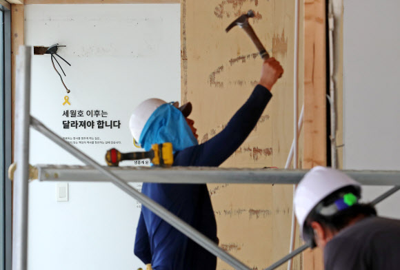 29일 오후 서울 광화문광장 세월호 기억공간이 철거되고 있다. 이곳에 있던 희생자 사진과 물품 등은 지난 27일 서울시의회 임시공간으로 옮겨졌다. 2021.7.29  연합뉴스