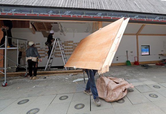 29일 오후 서울 광화문광장 세월호 기억공간이 철거되고 있다. 이곳에 있던 희생자 사진과 물품 등은 지난 27일 서울시의회 임시공간으로 옮겨졌다. 2021.7.29  연합뉴스