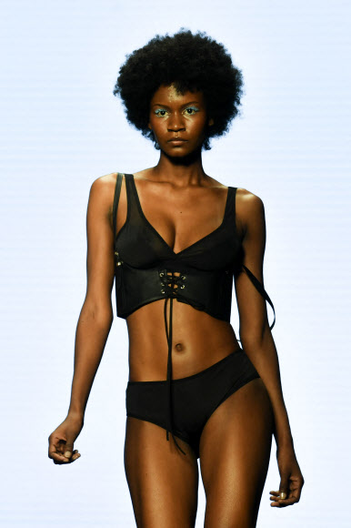 28일(현지시간) 콜롬비아 메데인에서 열린 ‘메데인 패션 위크’중 콜롬비아모다 패션쇼에서 모델이 브랜드 ‘Tenuit Lingeries’의 컬렉션을 선보이고 있다. AFP 연합뉴스