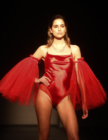 27일(현지시간) 콜롬비아 메데인에서 열린 ‘메데인 패션 위크’중 콜롬비아모다 패션쇼에서 모델이 콜롬비아 디자이너의 컬렉션을 선보이고 있다. EPA 연합뉴스