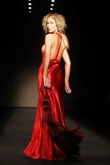 27일(현지시간) 콜롬비아 메데인에서 열린 ‘메데인 패션 위크’중 콜롬비아모다 패션쇼에서 모델이 콜롬비아 디자이너의 컬렉션을 선보이고 있다. EPA 연합뉴스