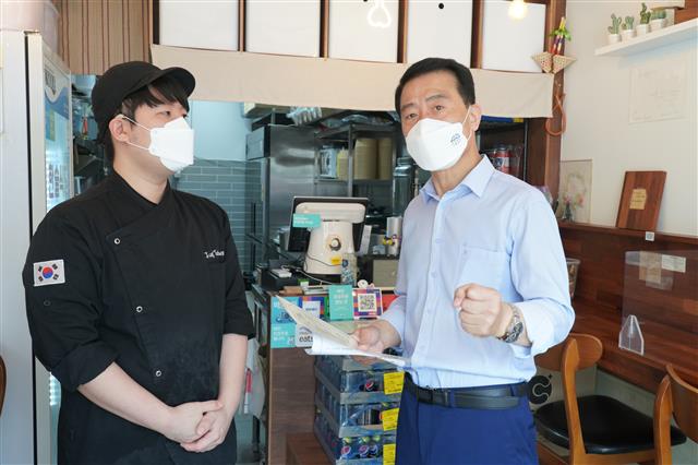 삼양로에서 식당을 운영하는 청년과 대화를 나누는 이 구청장(오른쪽). 성북구 제공