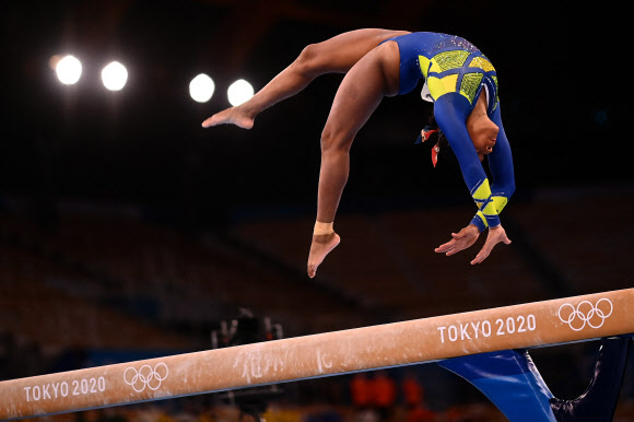브라질 선수가 29일(현지시간) 일본 도쿄 아리아케 체조경기장에서 열린 ‘2020 도쿄올림픽’ 기계체조 여자 개인종합 결선 평균대 경기에서 멋진 연기를 선보이고 있다. AFP 연합뉴스