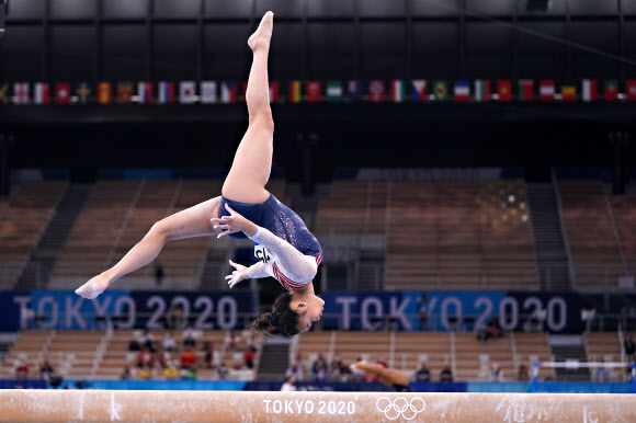 미국의 수니사 리가 29일(현지시간) 일본 도쿄 아리아케 체조경기장에서 열린 ‘2020 도쿄올림픽’ 기계체조 여자 개인종합 결선 평균대 경기에서 멋진 연기를 선보이고 있다. UPI 연합뉴스