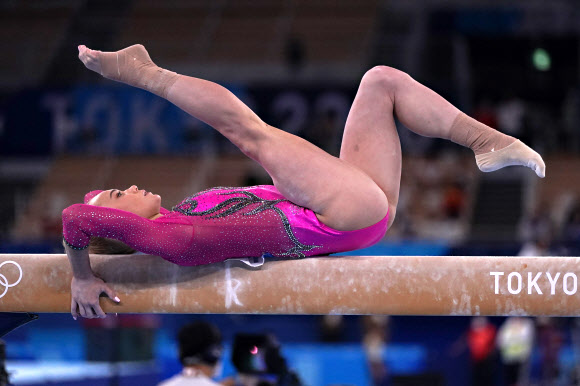 러시아 체조선수가 29일(현지시간) 일본 도쿄 아리아케 체조경기장에서 열린 ‘2020 도쿄올림픽’ 기계체조 여자 개인종합 결선 평균대 경기에서 멋진 연기를 선보이고 있다. UPI 연합뉴스