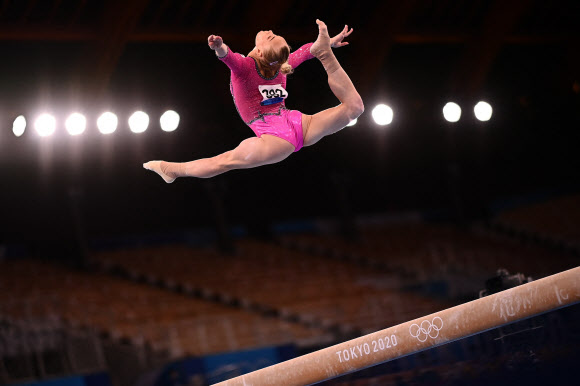 러시아 체조선수가 29일(현지시간) 일본 도쿄 아리아케 체조경기장에서 열린 ‘2020 도쿄올림픽’ 기계체조 여자 개인종합 결선 평균대 경기에서 멋진 연기를 선보이고 있다. AFP 연합뉴스