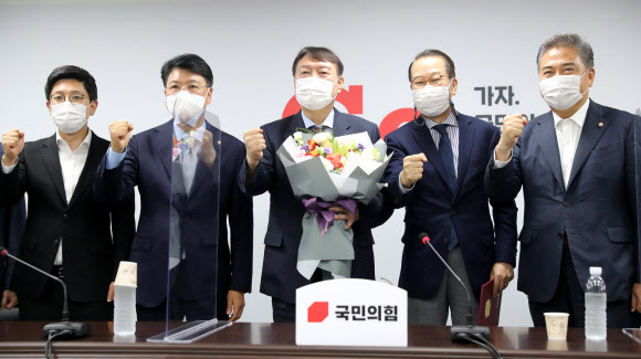 윤석열 대선 예비후보가 30일 오후 서울 여의도 국민의힘 중앙당 당사를 방문,  대외협력위원장인 권영세 의원에게 입당원서를  제출한 뒤 꽃다발을 들고 기념촬영을 하고 있다.2021.7.30  연합뉴스