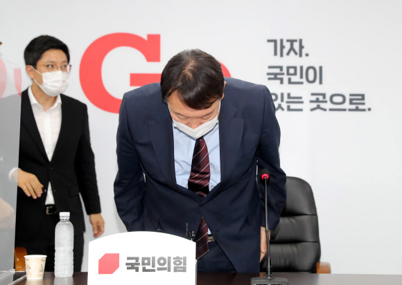 윤석열 대선 예비후보가 30일 오후 서울 여의도 국민의힘 중앙당 당사에서 입당 기자회견을 마친 뒤 인사하고 있다. 2021.7.30  연합뉴스