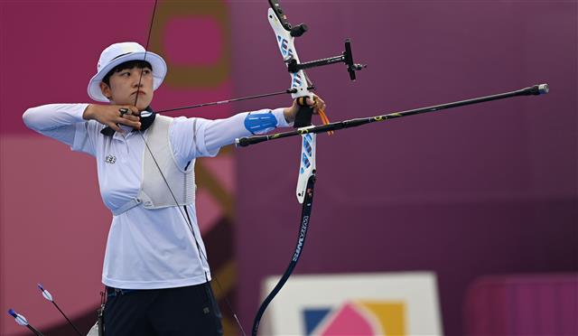 양궁 국가대표 안산이 29일 일본 도쿄 유메노시마 공원 양궁장에서 열린 도쿄올림픽 양궁 여자 개인전 미국의 브라운 맥켄지와 준결승에서 활시위를 당기고 있다. 2021.07.24  도쿄 올림픽 사진공동취재단