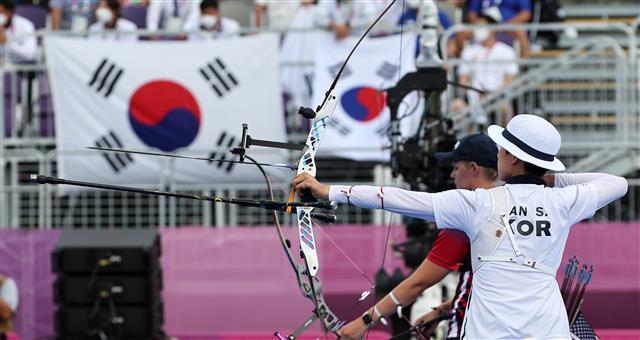 30일 일본 도쿄 유메노시마공원 양궁장에서 2020 도쿄올림픽 여자 양궁 개인전 준결승전이 열렸다. 안산이 미국의 매켄지 브라운에게 6-5로 승리했다. 2021.07.30  도쿄 올림픽 사진공동취재단