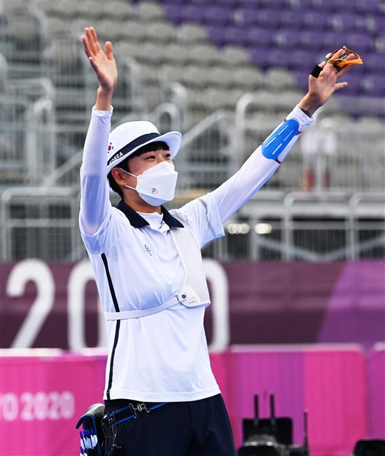 안산이 30일 일본 도쿄의 유메노시마공원 양궁장에서 열린 2020 도쿄올림픽 양궁 여자 개인 결승에서 금메달을 확정한 뒤 손을 들고 있다. 안산은 혼성단체전, 여자단체전에 이어 개인에서도 금메달을 차지하며 사상 첫 올림픽 여자 양궁 3관왕이 됐다. 2021.7.30.  도쿄 올림픽 사진공동취재단