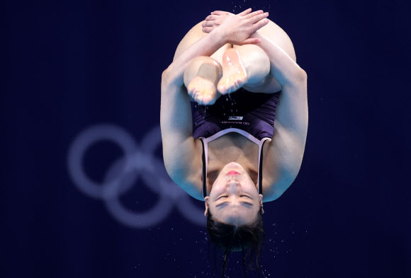 한국 여자 다이빙의 새 역사를 쓴 김수지가 3m 스프링보드 예선에서 공중 연기를 펼치고 있다. 2021.7.30. 연합뉴스