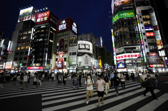 일본 긴급사태 확대 선언에도 도쿄 밤거리엔 시민들로 북적