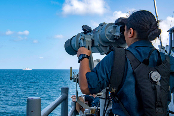 미 해군이 유도 미사일 순양함에서 호르무즈 해협에서 경계 작전을 펼치고 있다.  AP 연합뉴스