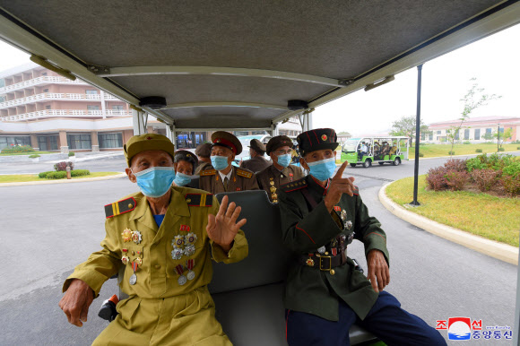 제7차 전국노병대회 참가자들 양덕온천문화휴양지에서 즐겁게 휴식