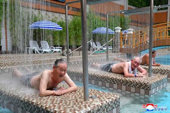 제7차 전국노병대회 참가자들 양덕온천문화휴양지에서 즐겁게 휴식