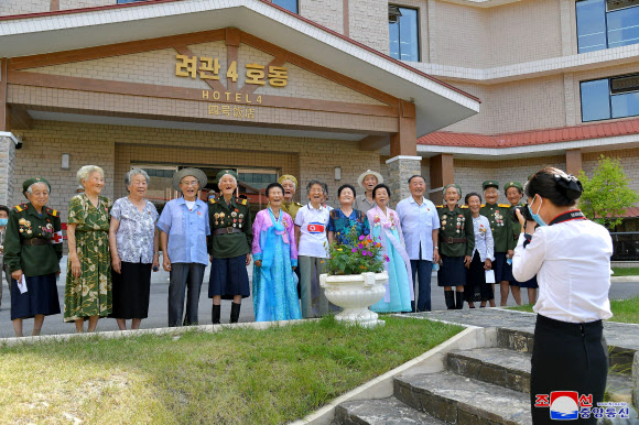 제7차 전국노병대회 참가자들 양덕온천문화휴양지에서 즐겁게 휴식
