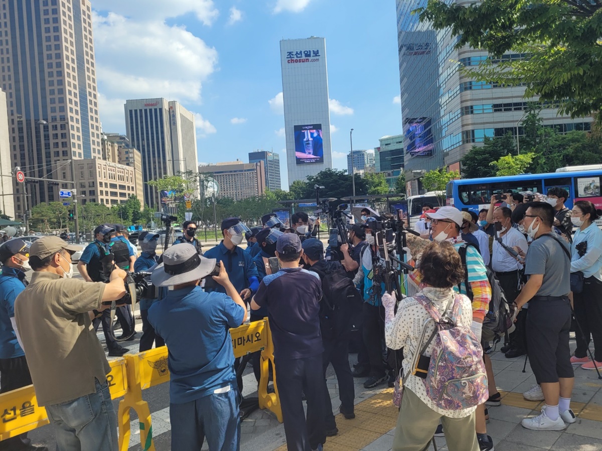 사진은 지난 26일 오후 서울 종로구 광화문광장 앞에서 경찰이 질서유지선을 설치하여 유튜버들의 진입을 통제하고 있는 모습. 박상연 기자 sparky@seoul.co.kr