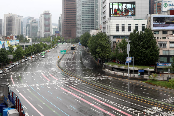 1일 서울 중구 태평로 일대 도로가 한산한 모습을 보이고 있다. 중앙방역대책본부는 이날 0시 기준으로 신규 확진자가 1천442명 늘어 누적 19만9천787명이라고 밝혔다. 전날(1천539명)보다는 97명 줄면서 일단 1천400명대로 내려왔다. 정부는 일단 이번 주 환자 발생 추이를 지켜보면서 상황이 계속 악화될 경우 현행 ‘사회적 거리두기’(수도권 4단계·비수도권 3단계)에 더해 추가 방역 강화 조치 여부도 검토하겠다는 입장이다. 2021.8.1  연합뉴스