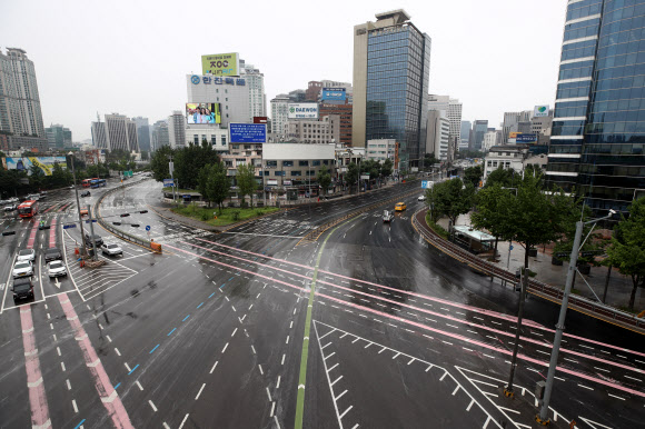 1일 서울 중구 태평로 일대 도로가 한산한 모습을 보이고 있다. 중앙방역대책본부는 이날 0시 기준으로 신규 확진자가 1천442명 늘어 누적 19만9천787명이라고 밝혔다. 전날(1천539명)보다는 97명 줄면서 일단 1천400명대로 내려왔다. 정부는 일단 이번 주 환자 발생 추이를 지켜보면서 상황이 계속 악화될 경우 현행 ‘사회적 거리두기’(수도권 4단계·비수도권 3단계)에 더해 추가 방역 강화 조치 여부도 검토하겠다는 입장이다. 2021.8.1  연합뉴스