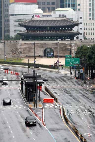1일 서울 중구 태평로 일대 도로가 한산한 모습을 보이고 있다. 중앙방역대책본부는 이날 0시 기준으로 신규 확진자가 1천442명 늘어 누적 19만9천787명이라고 밝혔다. 전날(1천539명)보다는 97명 줄면서 일단 1천400명대로 내려왔다. 정부는 일단 이번 주 환자 발생 추이를 지켜보면서 상황이 계속 악화될 경우 현행 ‘사회적 거리두기’(수도권 4단계·비수도권 3단계)에 더해 추가 방역 강화 조치 여부도 검토하겠다는 입장이다. 2021.8.1  연합뉴스