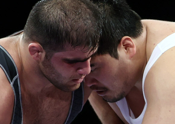 1일 일본 마쿠하리 메세홀A에서 열린 도쿄올림픽 레슬링 그레코로만형 130㎏급 16강전에서 김민석이 이란의 아민 마르자자데와 격돌하고 있다. 연합뉴스