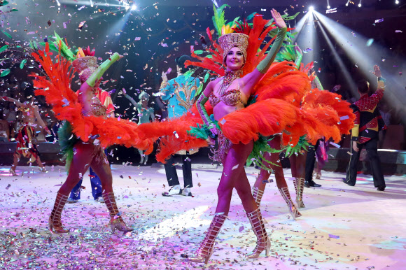 1일(현지시간) 러시아 예카테린부르크의 서커스 공연 중 댄서들이 화려한 의상을 입고 멋진 춤을 선보이고 있다. 타스 연합뉴스