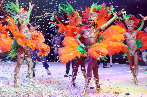 1일(현지시간) 러시아 예카테린부르크의 서커스 공연 중 댄서들이 화려한 의상을 입고 멋진 춤을 선보이고 있다. 타스 연합뉴스