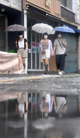 1일 서울 종로인근에서 시민들이 비를 피해 우산을 쓴채 거리를 걷고 있다. 2021.8.1 박지환기자 popocar@seoul.co.kr