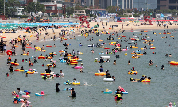 8월 첫 일요일인 1일 부산 해운대해수욕장에서 피서객들이 물놀이를 하며 더위를 식히고 있다. 2021.8.1 연합뉴스