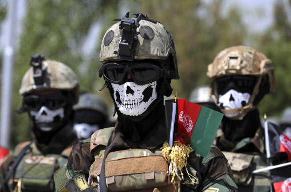 아프간 수도 카불의 훈련소에서 아프간 정부군의 특수부대가 훈련 종료 행사를 갖고 있다. 2021. 7. 17 AP 연합뉴스