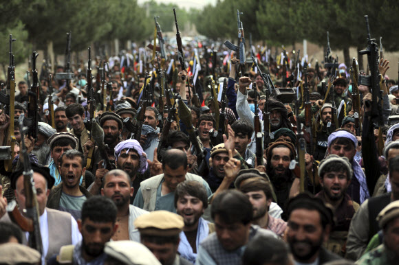 아프간 정부군에 합류하는 시민들. AP 연합뉴스