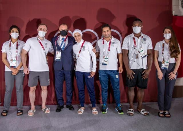 31일 도쿄올림픽 유도 혼성 단체전 경기 후 난민팀과 마리우스 비저(왼쪽 세 번째) 국제유도연맹 총재가 기념사진을 찍고 있다. 국제유도연맹 제공