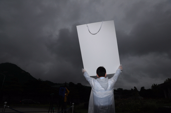 안철수 국민의당 대표가 2일 오전 청와대 분수대 앞에서 드루킹 몸통배후 수사 및 대통령 진실고백 촉구 당지도부 릴레이 1인 시위를 하고 있다. 2021. 8. 2 김명국 선임기자 daunso@seoul.co.kr