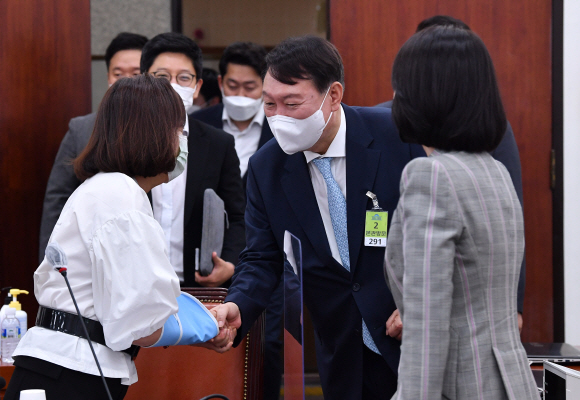 국민의힘에 입당한 윤석열 대선 예비후보가 2일 오전 서울 여의도 국회에서 열린 국민의힘 초선 공부모임 ‘명불허전 보수다 시즌5’ 초청 강연에 참석해 양금희 의원과 악수를 하고 있다.2021. 8. 2 김명국 선임기자 daunso@seoul.co.kr