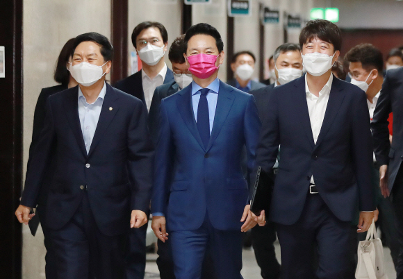 국민의힘 이준석 대표(오른쪽부터)와 장성민 전 의원, 김기현 원내대표가 2일 오전 서울 여의도 국회에서 열린 장 전 의원의 입당 환영식에 참석하고 있다. 2021. 8. 2 김명국 선임기자 daunso@seoul.co.kr