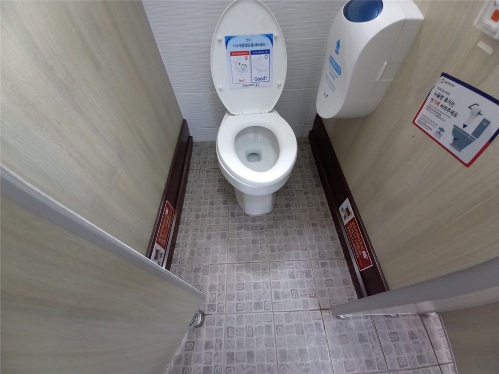울산시자치경찰위원회는 지역 내 11곳의 공중화장실에 안심스크린을 설치한다고 밝혔다. 안심스크린이 설치된 화장실 내부. 울산시 제공.