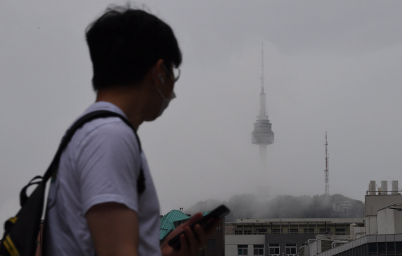 고온 다습한 날씨가 이어지고 있는 2일 서울 남산타워가 구름에 뒤덮여 있다. 2021.8.2 오장환 기자 5zzang@seoul.co.kr