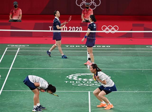 2일 일본 도쿄 무사시노노모리 종합 스포츠플라자에서 열린 2020 도쿄올림픽 배드민턴 여자 복식 동메달 결정전에서 대한민국 김소영-공희용이 이소영-신승찬에게 승리한 뒤 기뻐하고 있다. 2021.08.02 도쿄=올림픽사진공동취재단