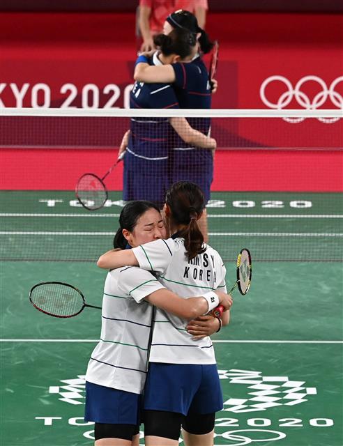 2일 일본 도쿄 무사시노노모리 종합 스포츠플라자에서 열린 2020 도쿄올림픽 배드민턴 여자 복식 동메달 결정전에서 대한민국 김소영-공희용과 이소영-신승찬이 경기를 마친 뒤 포옹하고 있다. 2021.08.02 도쿄=올림픽사진공동취재단