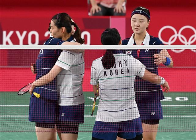 2일 일본 도쿄 무사시노노모리 종합 스포츠플라자에서 열린 2020 도쿄올림픽 배드민턴 여자 복식 동메달 결정전에서 대한민국 김소영-공희용과 이소영-신승찬이 경기를 마친 뒤 포옹하고 있다. 2021.08.02 도쿄=올림픽사진공동취재단