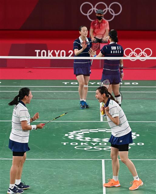 2일 일본 도쿄 무사시노노모리 종합 스포츠플라자에서 열린 2020 도쿄올림픽 배드민턴 여자 복식 동메달 결정전에서 대한민국 김소영-공희용이 이소영-신승찬에게 승리한 뒤 기뻐하고 있다. 2021.08.02 도쿄=올림픽사진공동취재단