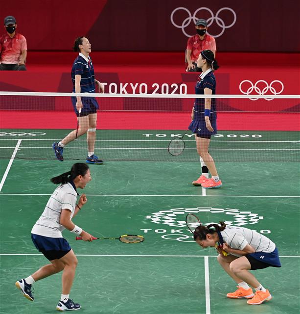 2일 일본 도쿄 무사시노노모리 종합 스포츠플라자에서 열린 2020 도쿄올림픽 배드민턴 여자 복식 동메달 결정전에서 대한민국 김소영-공희용이 이소영-신승찬에게 승리한 뒤 기뻐하고 있다. 2021.08.02 도쿄=올림픽사진공동취재단